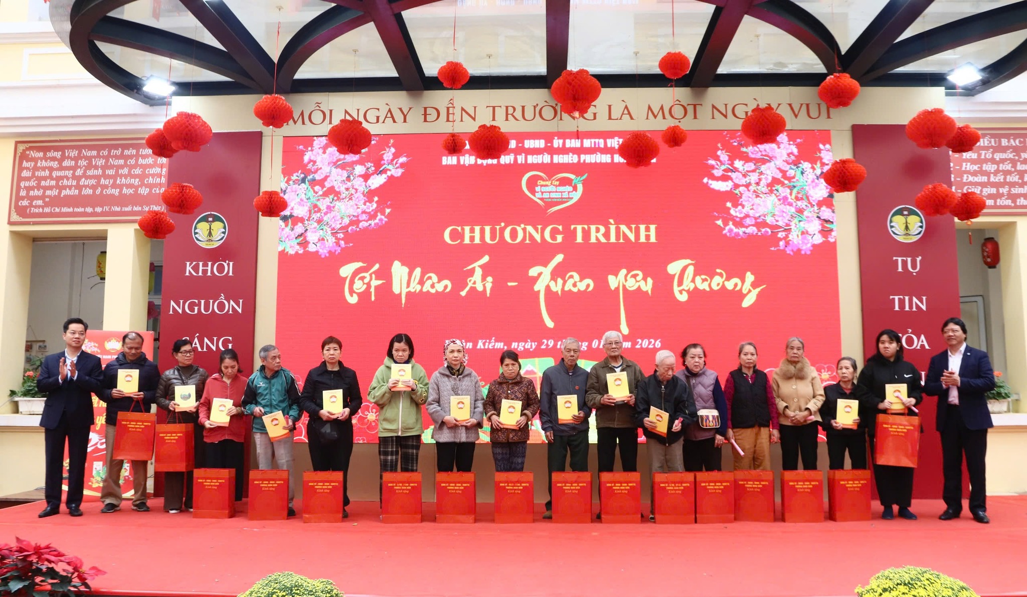 PHƯỜNG HOÀN KIẾM: LAN TỎA YÊU THƯƠNG QUA CHƯƠNG TRÌNH “TẾT NHÂN ÁI – XUÂN YÊU THƯƠNG” XUÂN BÍNH NGỌ 2026