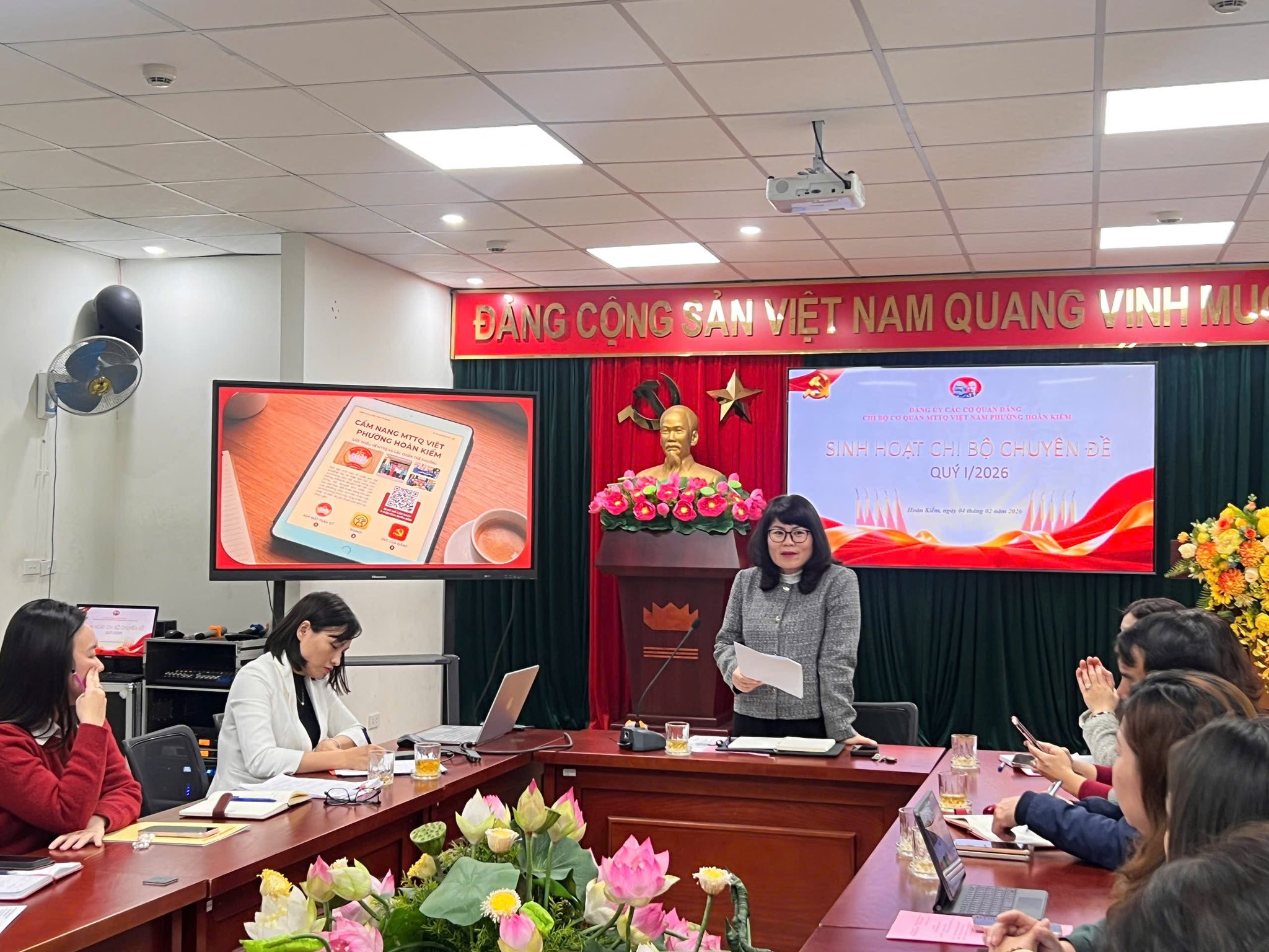 Chi bộ Cơ quan Ủy ban MTTQ Việt Nam phường Hoàn Kiếm tổ chức Sinh hoạt chi bộ Chuyên đề Quý I/2026 với chủ đề “Chuyển đổi số trong công tác chi bộ, công tác chuyên môn MTTQ phường”