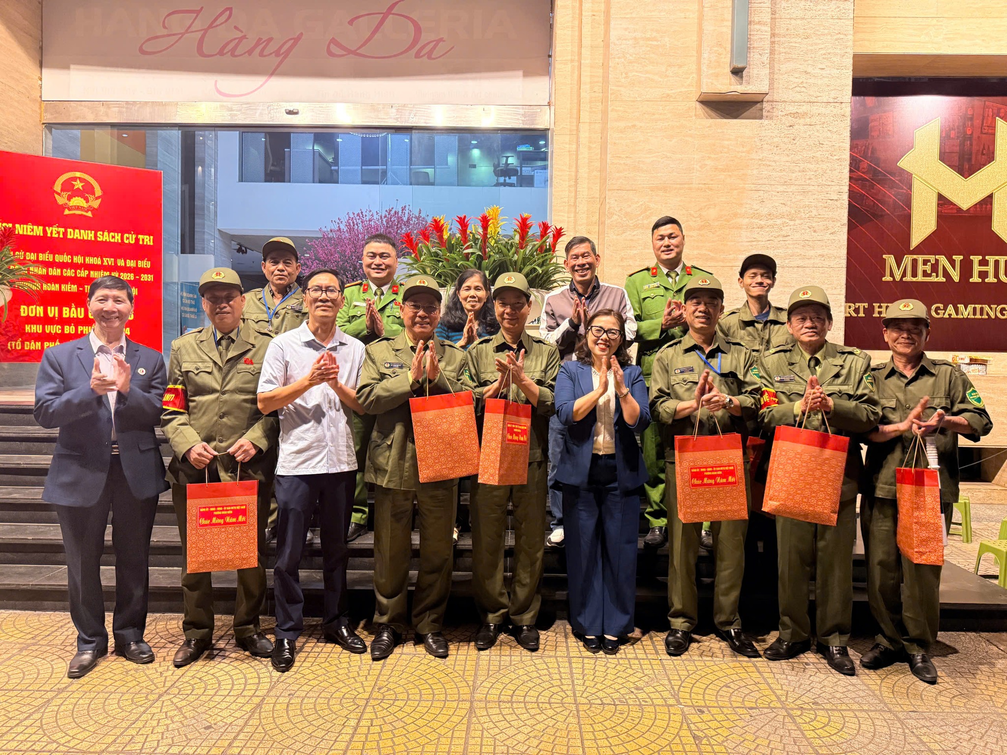 LÃNH ĐẠO PHƯỜNG HOÀN KIẾM THĂM, ĐỘNG VIÊN CÁC LỰC LƯỢNG ỨNG TRỰC BẢO ĐẢM AN NINH TRẬT TỰ TẠI TỔ DÂN PHỐ TRƯỚC THỀM NĂM MỚI XUÂN BÍNH NGỌ 2026