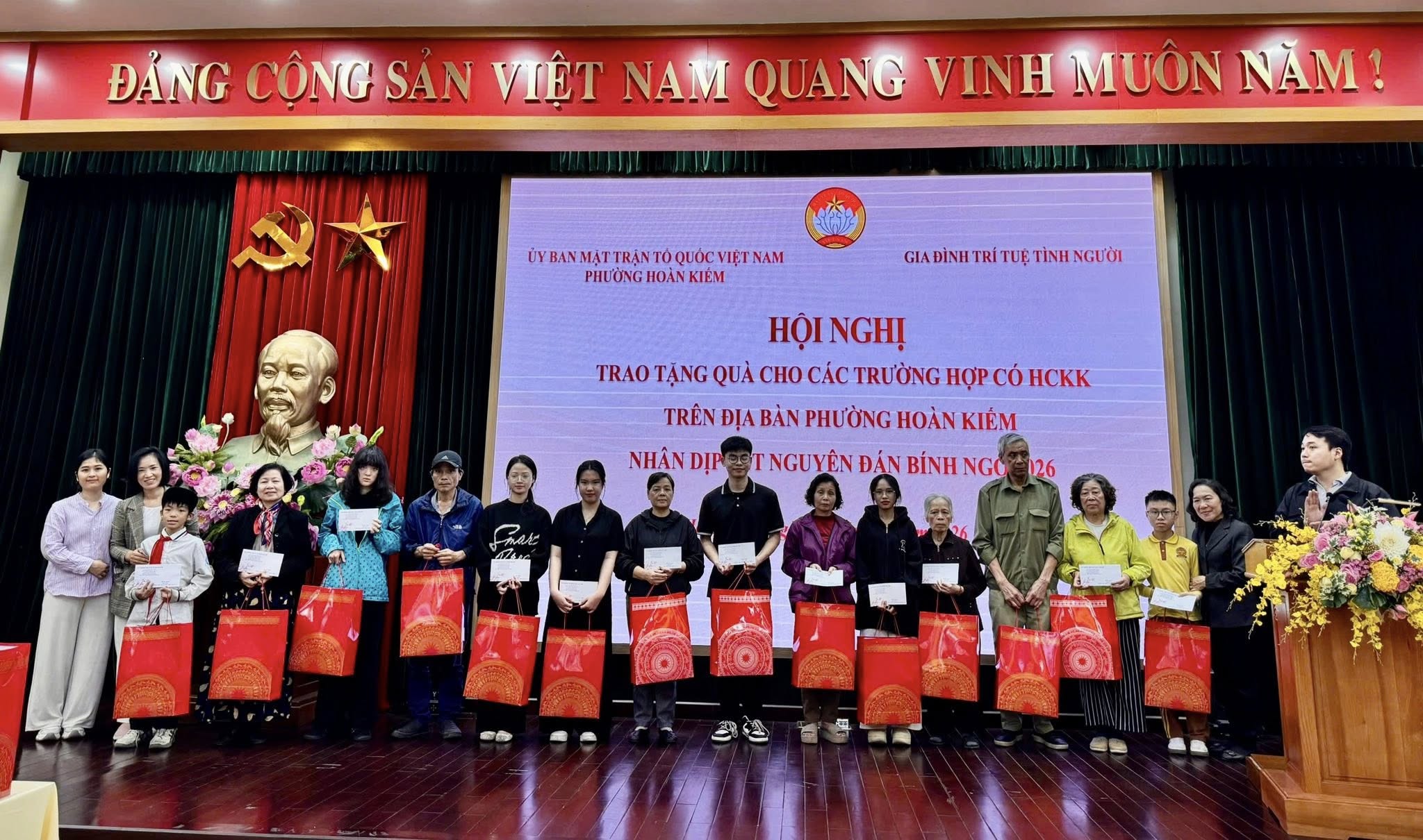 Chương trình tặng quà cho người có Hoàn cảnh khó khăn