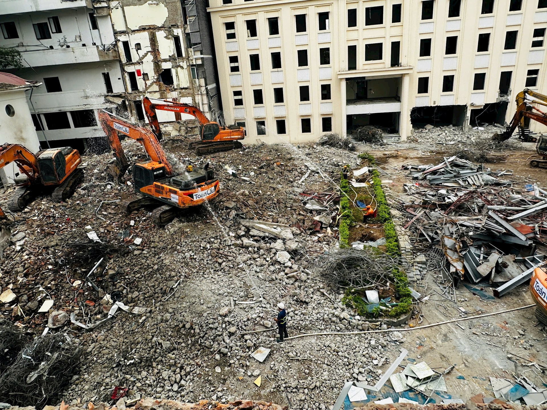 Phường Hoàn Kiếm đảm bảo an toàn vệ sinh môi trường khi tháo dỡ công trình phía Đông hồ Hoàn Kiếm