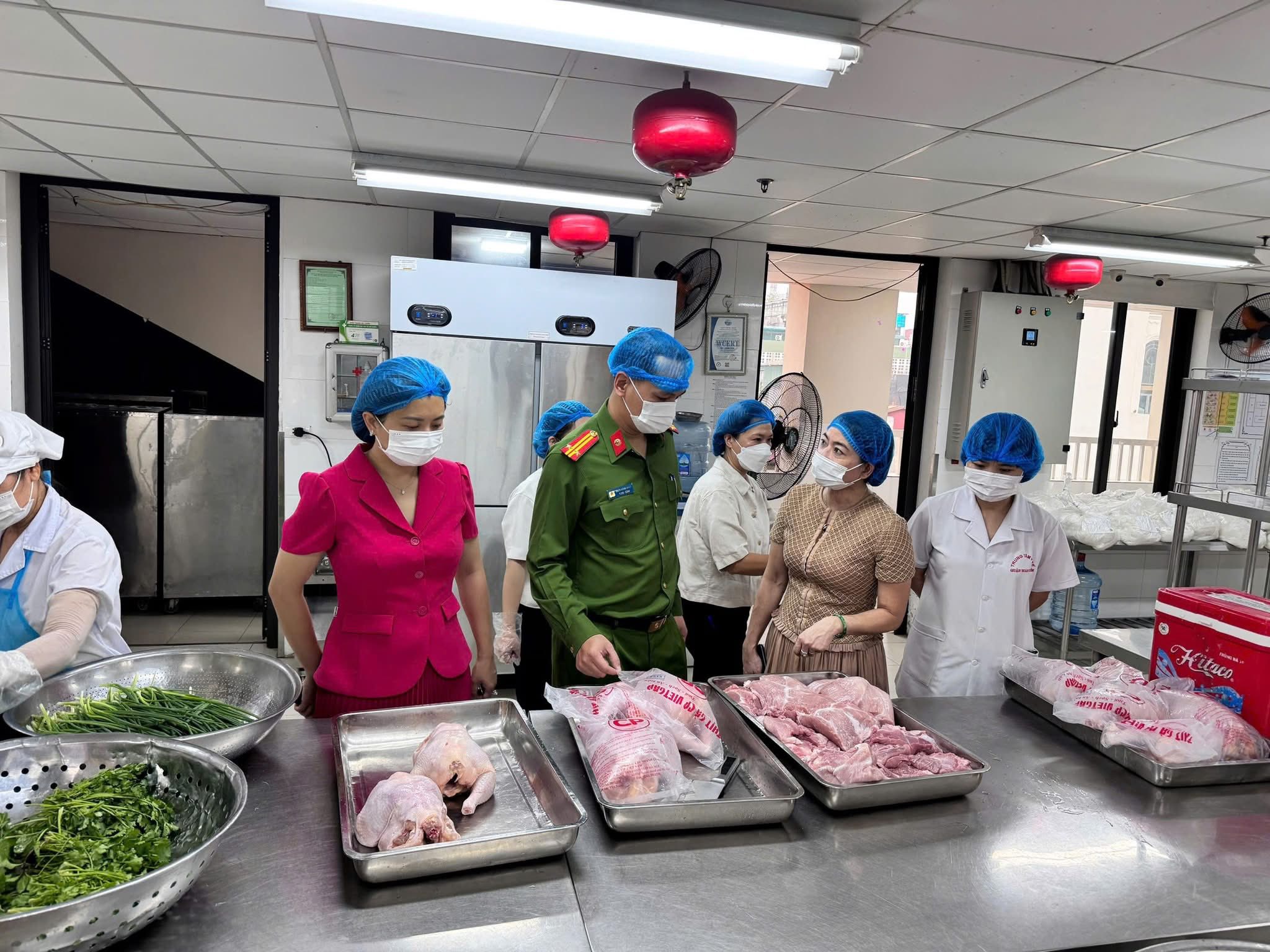 Phường Hoàn Kiếm tăng cường kiểm tra an toàn thực phẩm tại bếp ăn trường học