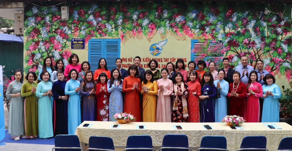 Phụ nữ Hoàn Kiếm khánh thành công trình “Tranh tường bích họa”