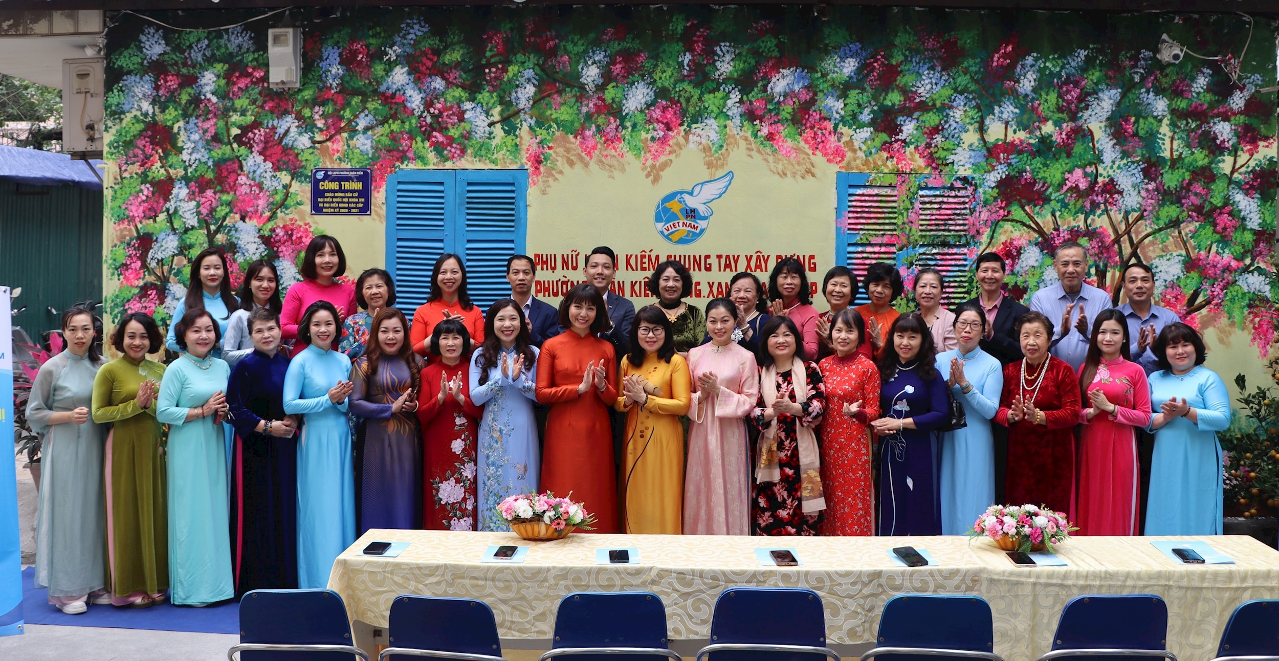 Phụ nữ Hoàn Kiếm khánh thành công trình “Tranh tường bích họa”